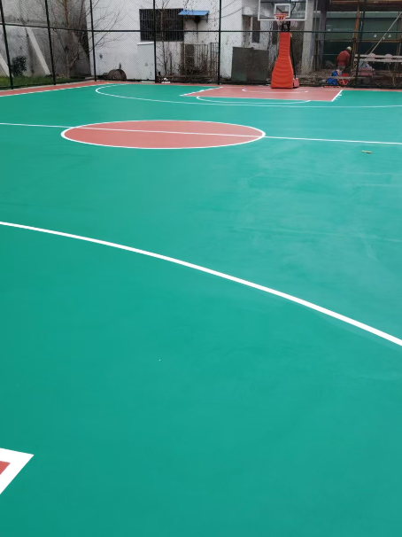 三水 球场长期使用易出现地面开裂